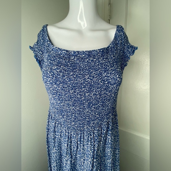 Blue and White Floral %100 Rayon Maxi Dress. - Picture 2 of 8